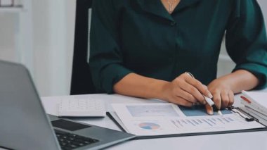 Ofiste bilgisayarla çalışan iş kadını