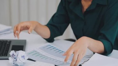 Belgelerle çalışan iş kadını