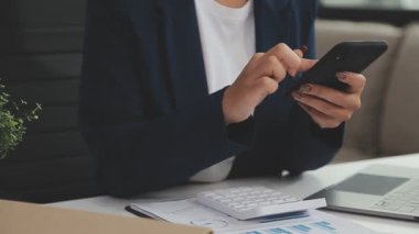 Alışveriş merkezinde kredi kartıyla cep telefonu kullanan bir kadın. ödeme çevrimiçi kavramı.