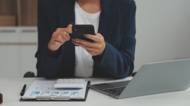 dizüstü bilgisayar ve akıllı kadın