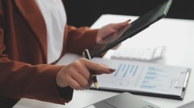 Ofiste dijital tablet kullanan bir iş kadınını kapat