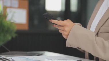 İşyerinde Smartphone kullanan kadın