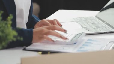 Ofiste dizüstü bilgisayarla çalışan iş adamları..