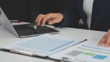Ofisteki bilgisayarında belgelerle çalışan iş adamı..