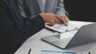 laptop çalışma iş adamı