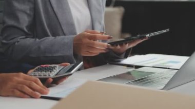 Tablet bilgisayarda çalışan iş kadın