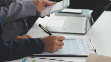 Ofis masasında belgelerle çalışan bir iş adamı..