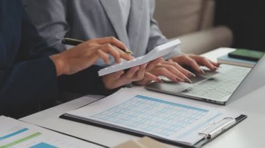 İş adamı bilgisayardaki verileri analiz etmek için dijital tablet kullanıyor