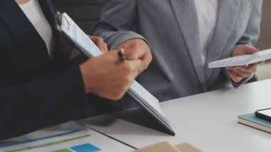 İş ekibi ofiste birlikte çalışıyor. iş adamları