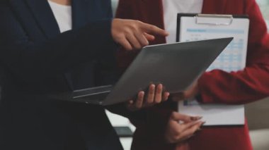 Ofiste belgelerle çalışan bir iş kadını.