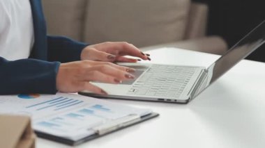 işadamı dizüstü bilgisayar ve belgeler