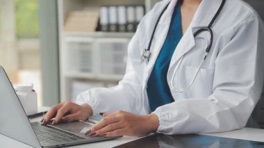 Doktorun ellerinin bir tablet tutarken resmini çek ve iyi olduğunu göster.