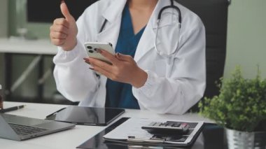 Dizüstü bilgisayar üzerinde çalışan doktor