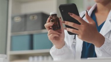 Akıllı telefonu ve steteskopu olan doktor.