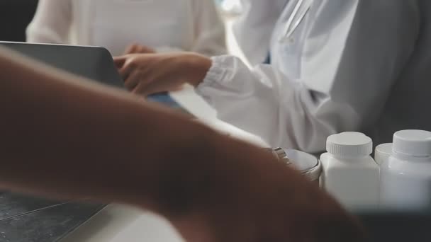治療のためにタブレットコンピュータを使用して医師のクローズアップ — ストック動画