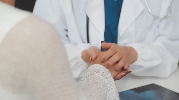 Женщина Доктор Пожимает Руку Пациентке Офисе Концепция Медицины — стоковое видео