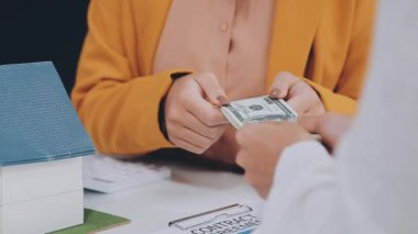 İş kadını eve para veriyor.