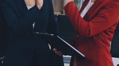 İş kadını takım elbiseli, kırmızı kravatlı ve ofiste iş kadını.