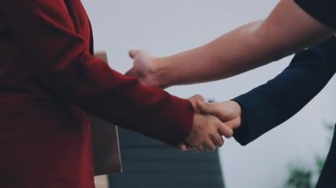İş kadını iş adamıyla tokalaşıyor. iş ve ortaklık