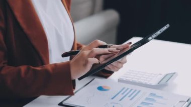 İş kadını ellerinin kalem tutmasını ve ofis masasında dijital tablet kullanmasını istiyorum. iş kavramı