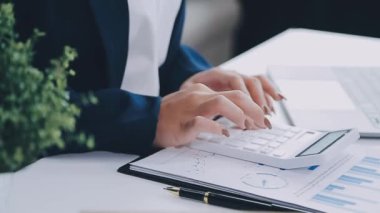 Ofiste dizüstü bilgisayar kullanan bir iş adamı. iş kavramı