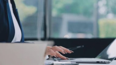 iş yerinde genç adam.