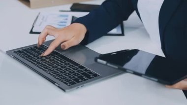 Modern ofiste dizüstü bilgisayarda çalışan iş adamını kapatın.