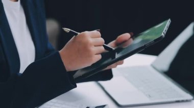 iş kadını ofiste dizüstü bilgisayar üzerinde çalışan