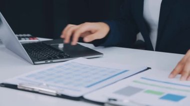 Modern bir ofiste iş ekibi toplantısı. İş adamları, dijital tablet bilgisayarlı ve işyerinde dijital pazarlama raporlu bir bilgisayar üzerinde çalışıyorlar.