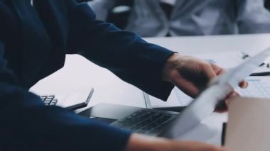 Modern ofiste dizüstü bilgisayar kullanan bir iş adamı. Modern başlangıç ofisinde çalışan bir iş adamı. Genç erkek çalışan dizüstü bilgisayar kullanıyor. İş ve teknoloji. konsept