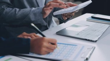 İş ekibi ofiste bilgisayar üzerinde çalışıyor..