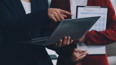 tartışırken iş insanların birlikte çalışma