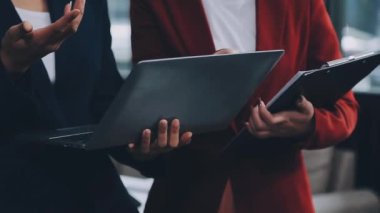 Bilgisayarla çalışan iş kadını