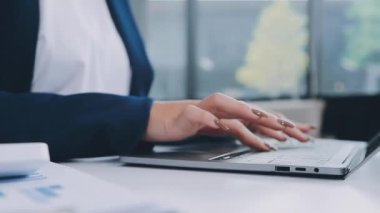 İş adamı dizüstü bilgisayar kullanıyor