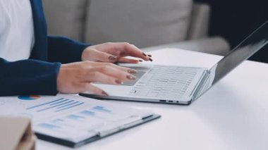 İş kadını ofiste dizüstü bilgisayar ile çalışma