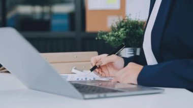 İş kadını dizüstü bilgisayar kullanıyor