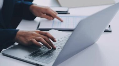 Genç işadamı dizüstü bilgisayar kullanıyor