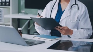 Bilgisayarda çalışan doktor, tıbbi teknoloji konsepti.