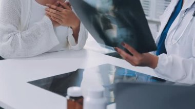 Doktor elinde x-ray resmi tutuyor..