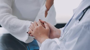Kapalı - hastanın elini tutan doktorun fotoğrafı
