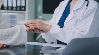 Doktor ve hasta el sıkışıyor