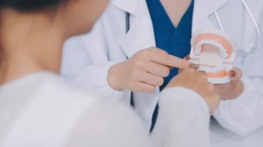 Doktor diş tedavisini gösteriyor