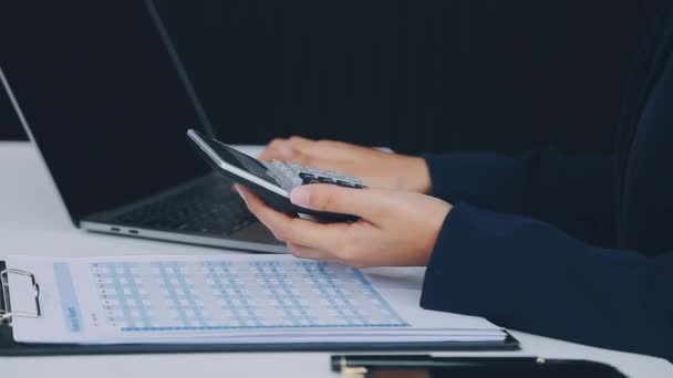 Biznesmen Korzystający Laptopa Biurze Zbliżenie Biznesmena Pracującego Nad Planowaniem Finansowym — Wideo stockowe