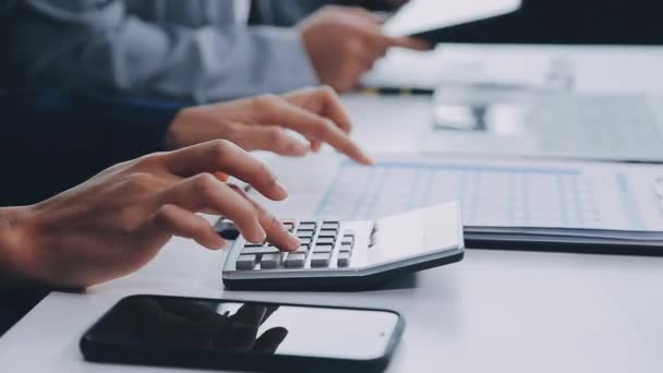 Ręka Biznesmena Pomocą Kalkulatora Kalkulatora Biurze Finansowo Księgowym — Wideo stockowe