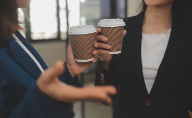 Girişimci Asyalı işadamı ve işkadını modern ofiste yeni iş projesini tartışıyor Modern Ofiste, Asyalı iş gelişigüzel konsept.