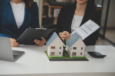 İş bir sözleşme satın almak - satmak house, sigorta acentası gayrimenkul konsept ev yatırım kredisi hakkında analiz imzalama.