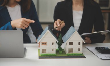 İş bir sözleşme satın almak - satmak house, sigorta acentası gayrimenkul konsept ev yatırım kredisi hakkında analiz imzalama.