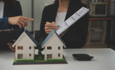 İş bir sözleşme satın almak - satmak house, sigorta acentası gayrimenkul konsept ev yatırım kredisi hakkında analiz imzalama.