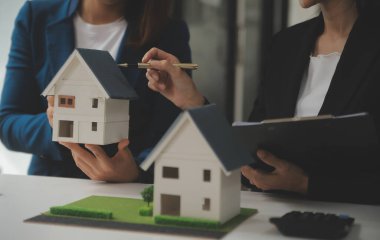 İş bir sözleşme satın almak - satmak house, sigorta acentası gayrimenkul konsept ev yatırım kredisi hakkında analiz imzalama.