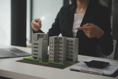 İş bir sözleşme satın almak - satmak house, sigorta acentası gayrimenkul konsept ev yatırım kredisi hakkında analiz imzalama.